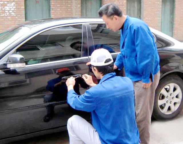虞城汽车钥匙丢在车里面怎么办?